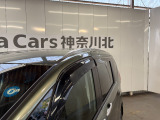 ドアバイザーを装備!雨の日でも窓を少し開けて車内の換気がしやすく、空気を入れ替えたい時に便利です。雨の吹き込みを抑えてくれるため、天候を問わず日常使いで活躍する実用的な装備です。