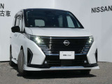 アダプティブLEDヘッドライト。フロントカメラで前方の状況を検知し対向車や先行車に眩しい思いをさせることなく必要なところだけを遠くまで照射します。