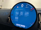 前方の状況をカメラで検知し、ドライバーの安全運転をサポートするドライビングアシストを搭載。