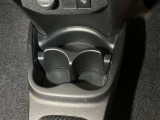 運転席・助手席の方のドリンクホルダーになります。