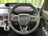 インテリアに合わせたデザインのステアリングは、運転される方のことも考え、運転しやすい形状、大きさです。是非一度、実際に触ってお確かめください。