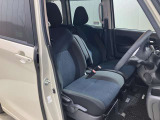 【運転席・助手席転席】運転席の足もともゆったりで長距離ドライブでも快適に★