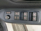 パワーウィンドウのスイッチですよ。運転席に居ながら窓を開け閉めのコントロールできます。