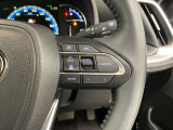 前方の車との車間を設定し、スピードを上げたり緩めたりを自動で行ってくれる追尾式の「レーダークルーズ」。上級装備の一つです!高級車にしかつかない嬉しい機能です。