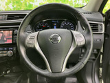 ステアリングには複数のスイッチがまとまり、運転姿勢を保ちながら手元で各種機能にアクセスしやすい配置です。メーター類も前方の視線に近く、運転中の確認をサポートします。