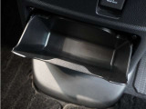 ◆センターロアボックス◆インパネ中央の下部には、ごみ箱としても使用する事ができるセンターロアボックスを装備しております。