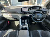 美しく張り詰めた空気感を醸し出すi‐Cockpit!ドライバーが求める情報と操作機能はここに集約されています。