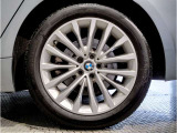 【BMWアロイホイル】軽量かつ強度に拘ったアロイホイル。走行性能ポテンシャルを引き出す設計。車の足元を引き締めてくれる大きなポイントはアロイホイルです。