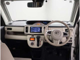 デザインもよく、居心地のよい運転席ですね。分かりやすいスイッチ類ですから操作もしやすく運転をサポートします。ぜひご来店いただき、実際にお座りいただいてステアリングを握ってみてください!