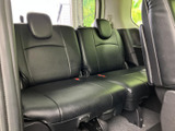 3列目にもヘッドレスト付きのシートを備え、乗車人数に応じて活用できる室内空間です。窓から光が入り、後席でも落ち着いて過ごせます。座面や背もたれの様子は現車でお確かめください。