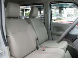 体をしっかり支えるシート形状で、運転姿勢を安定させやすい運転席。アームレスト付きで長時間の運転でも姿勢を保ちやすく、日常使いに配慮された空間です。