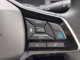 【プロパイロット】高速道路のロングドライブをアシスト。アクセル・ブレーキを制御し前方車との車間距離を保ち、ハンドル操作を制御アシストし走行車線を維持します。