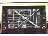 【ディスプレイオーディオ】視認性が高いディスプレイ付きオーディオを装備、お持ちのスマホをつなげていただく事によりカープレイでナビを使うことや音楽を聞くことが可能です。
