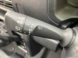 表示がレバーにまとまっており、運転席から必要な操作位置を確認しやすい配置です。天候が変わりやすい日にも手元で扱いやすく、日常の移動を支える装備です。