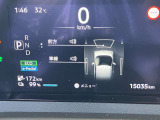 スピードメーター上に運転をサポートする様々な情報を表示してくれます。
