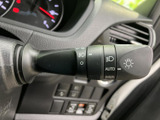 レバー周辺には照明や方向指示に関する表示がまとまり、運転席から視認しやすい配置です。表示を確認しながら扱えるため、夜間や天候の変化する場面でも便利です。