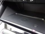 【ワイヤレス充電】コード不要のワイヤレス充電が装備されています。一部対応していない機種もございます。