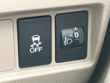 スイッチには図柄や表示が添えられ、機能の区別がしやすい配置です。運転席から目に入りやすい位置にまとまり、必要な装備を確認しながら操作できる実用的な構成です。