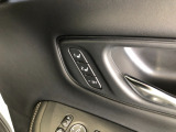 【ドライビングポジションシステム】運転席の高さ・前後スライド・リクライニングの設定を、2名分まで記憶・呼び出しが可能です!