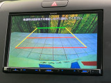【バックカメラ】駐車時に後方がリアルタイム映像で確認できます。大型商業施設や立体駐車場での駐車時や、夜間のバック時に大活躍!運転スキルに関わらず、今や必須となった装備のひとつです!