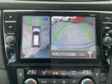 車を上から見下ろしているかのような映像で周囲の状況を確認できるアラウンドビューモニター。狭い駐車場や駐車が苦手な方でも安心。