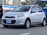 丸みのあるフロントと親しみやすい表情が印象的。明るいシルバーのボディに窓やドアがまとまり、すっきりした佇まいです。前照灯の配置も自然で、街中で目を引く一台です。