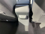 長時間運転でも疲れにくい設計の高品質シートを採用。姿勢が自然に決まり、街乗りから高速道路まで快適なドライブをサポートします。