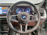 【ハンドル】ドライバーとBMW車の一体感がダイレクトに伝わるステアリングホイール。形状・太さへの拘りに加えて、操作性を高める為にスイッチ類も配置。クイックかつ安定のドライビングを体感下さい!