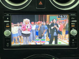 テレビ映像を楽しめる画面を備えています。停車中の待ち時間に番組を視聴でき、ちょっとした休憩時間も退屈しにくい装備です。音量なども手元で調整できます。