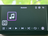 Bluetoothの再生画面には楽曲操作や再生方法のアイコンが並び、画面上で内容を確認しながら使えます。スマートフォンの音楽を楽しみたい方にも便利なオーディオ機能です。