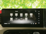AM・FMやBluetooth、USB、HDMIなどのソースが画面に並び、使いたい音源を選びやすい構成です。普段の移動中も、お好みの方法で音楽やラジオを楽しめます。