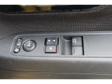 【運転席内ドア 】ミラー操作やウィンドウ開閉スイッチはドライバー目線で配置され、快適な操作性を実現!