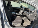 運転席・助手席の間には肘置きがあるので、ゆったり運転できます!