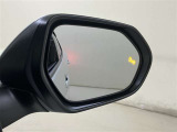ウインカーミラーにはBSM(ブラインドスポットモニター)を搭載。隣を走る車両が死角に入るとLEDインジケーターを点灯。また、ウィンカーを出すとインジケーターも光って点滅!注意を促してくれます