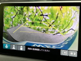 車両後方の映像とガイドラインが画面に表示され、駐車時に周囲の位置関係を確認するのに役立ちます。目視で周囲を確かめながら、車庫入れや後退時の補助としてご利用いただけます。