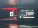 速度やシフト位置、燃料残量などの情報がひと目で把握しやすく、運転中の確認もスムーズです。必要な表示をまとめてチェックでき、日常の運転を支えてくれるメーターまわりです。