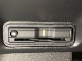 ハンドルの左下にETCがついています。高速道路の料金所の通過も楽々です。カードの取り出しもしやすい場所についています。