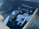 Audiのシフトレバーは、高級感と先進技術を反映したデザインが特徴です。オートマチックトランスミッションやデュアルクラッチトランスミッション(Sトロニック)を採用しております。