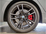【BMWアロイホイル】軽量かつ強度に拘ったアロイホイル。走行性能ポテンシャルを引き出す設計。車の足元を引き締めてくれる大きなポイントはアロイホイルです。