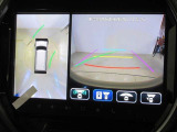 パノラミックビューモニター付きです。車両を上から見たような映像をディスプレイオーディオ画面に表示。運転席からの目視だけでは見にくい、車両周辺の状況をリアルタイムでしっかり確認できます。