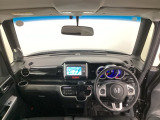 【前方視界】開放的な前方視界!運転がしやすく疲れにくいです♪窓が大きく、見通しがとっても良いおクルマですよ♪
