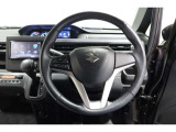 運転中もハンドルでの操作が可能です。特に高速道路等の目が離せない運転時には、便利さだけでなく、安全性も兼ね備えております。
