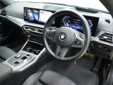 視線の先に自然と情報が集まり必要な操作へスムーズに手が届くBMWならではのコックピット。洗練されたデザインと上質な素材が調和し乗り込んだ瞬間からドライバーの走る歓びを日常に感じる空間です。