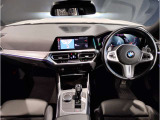 BMWの運転席はドライバーオリエンテッドという構造を採用。ドライバー目線の操作がしやすい設計になっており、ドライブ中にも目線の移動が少なく運転中にも簡単に操作ができます。