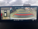 360&deg;ビューモニターでは、両サイドとフロント、バックカメラの合成で、あたかも上空から見下ろした様に周囲を確認して頂けます。駐車場だけでなく、T字路等でも活躍のアイテムです!