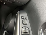 電動格納式ドアミラーです。自動格納コントローラー付きで、ドアロックすると閉じてエンジンがかかると開きます。ドアロックの状態もひと目でわかるスグレモノです。
