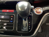 CVT車のセレクトレバーです。低速から高速まで、変速ショックのないスムーズな走りを実現するとともに、エンジン効率のよい領域を維持することで燃費にも貢献します。