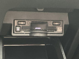 ETC車載器を運転席まわりにすっきりと配置し、カードの出し入れや状態確認がしやすい位置です。料金所を利用する機会の多い方にも、毎日の移動を支える便利な装備です。