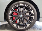 【BMWアロイホイル】軽量かつ強度に拘ったアロイホイル。走行性能ポテンシャルを引き出す設計。車の足元を引き締めてくれる大きなポイントはアロイホイルです。