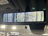 【デジタルインナーミラー】後席の大きな荷物や同乗者で後方が確認しづらい時でも安心!カメラが撮影した車両後方の映像をルームミラー内に表示。クリアな視界で状況の確認が可能です!